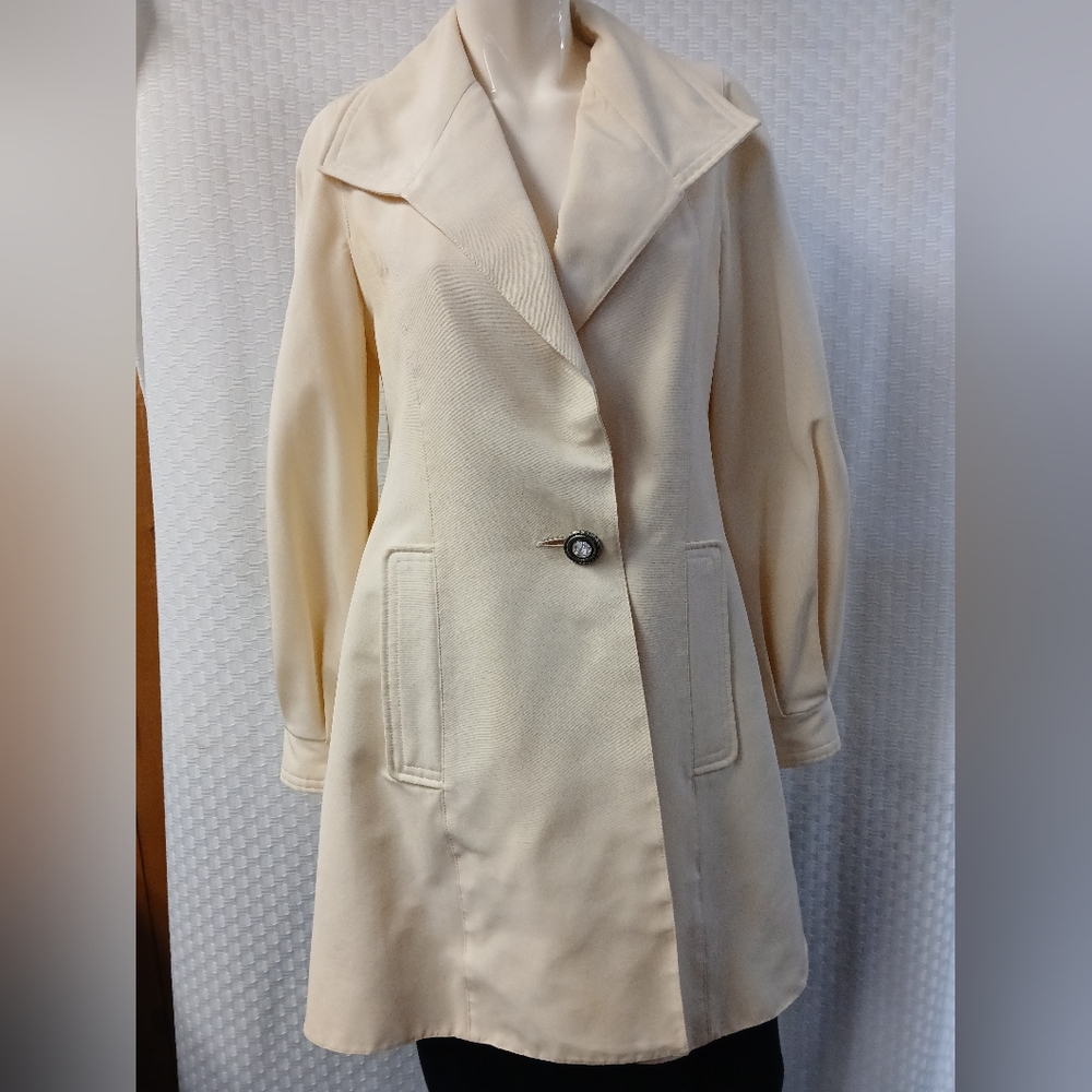 Vintage Valentino Elegant Ivory Blazer with Button Detail